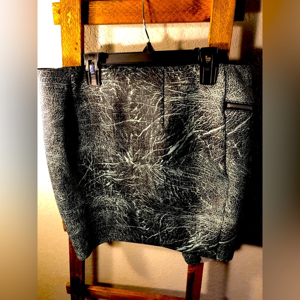 Guess Front Split Zipper Design Skirt Size Large - image 5